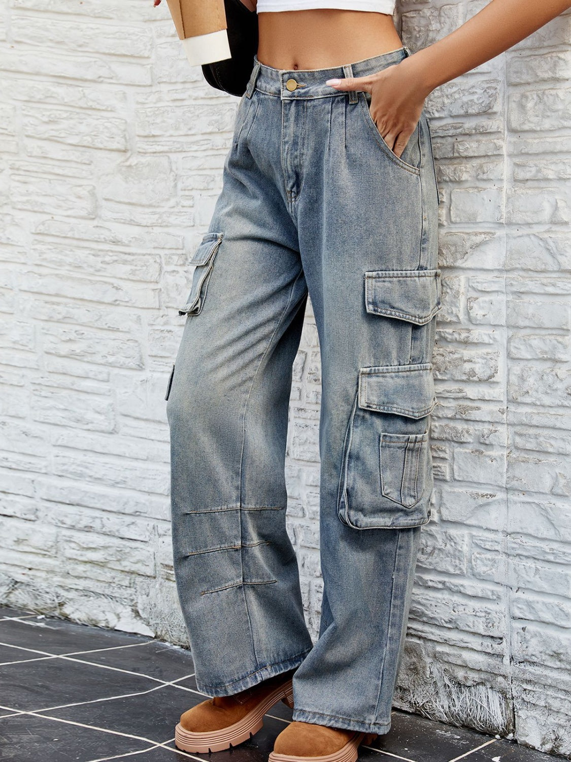 Stylish washed cargo jeans with multiple pockets